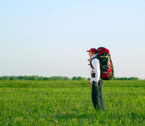 Caminante con mochila de pie en el campo —  Fotos de Stock