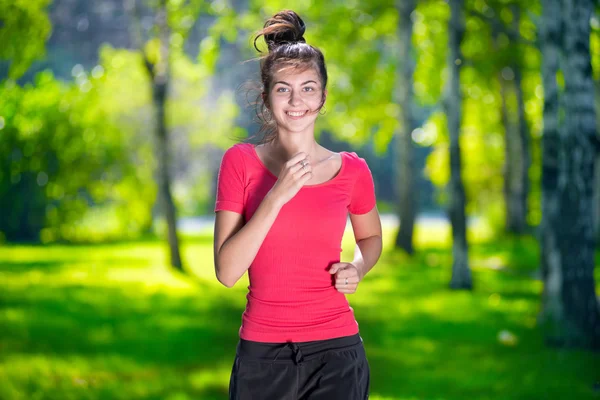 Runner - vrouw uitgevoerd buiten in de groene park — Stockfoto