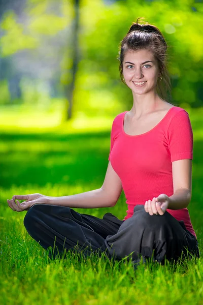 Jeune femme faisant des exercices de yoga — Photo