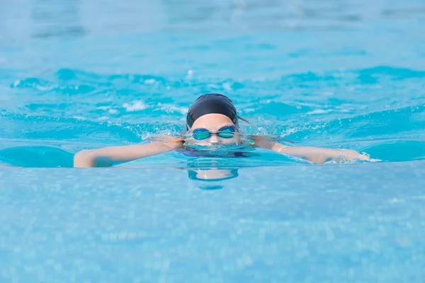 Ung flicka simma fjärilsim stil — Stockfoto