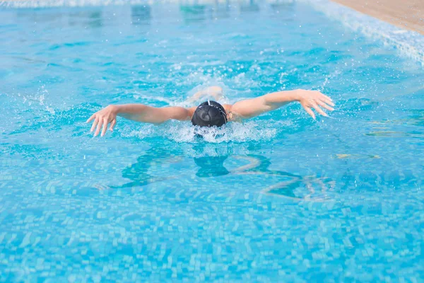 Giovane ragazza nuoto farfalla ictus stile — Foto Stock