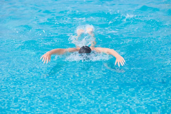 Jong meisje zwemmen vlinderslag stijl — Stockfoto