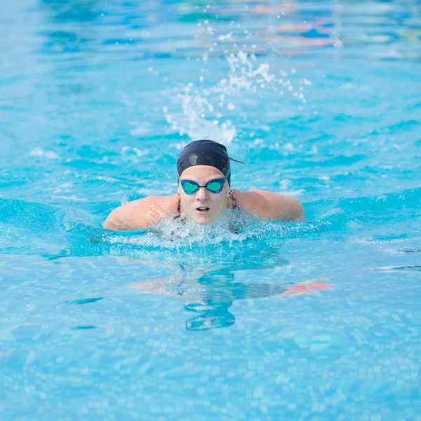 Junge Mädchen schwimmen Schmetterling Schlaganfall-Stil — Stockfoto