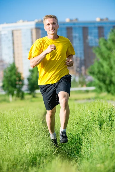 Спортивний чоловік біжить у міському вуличному парку. Фітнес на відкритому повітрі . — стокове фото