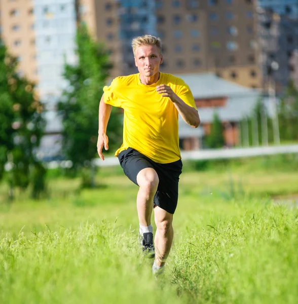 Homme sportif jogging dans le parc de la rue de la ville. Fitness extérieur . — Photo