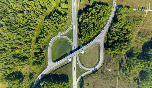 Şehrin havadan görünümü. Kavşak, evler, binalar ve parklar.