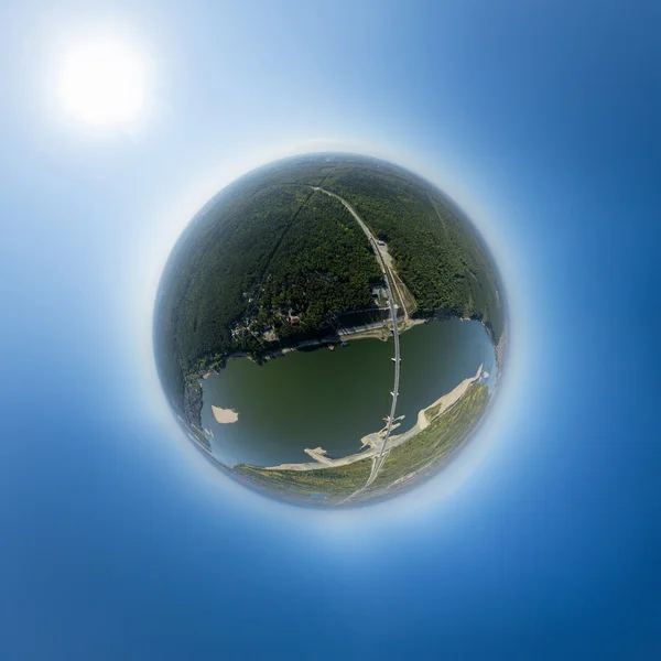 Luchtfoto van het centrum. Kruispunt, huizen, gebouwen en parken. Kleine planeet bol. — Stockfoto