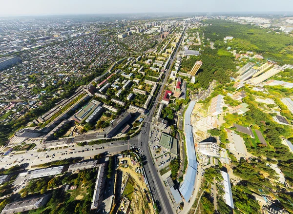 Вид з повітря на центр міста. Перехрестя, будинки, будівлі та парки . — стокове фото