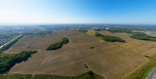 Widok na centrum miasta. Skrzyżowaniu, domy, budynki i parki. — Zdjęcie stockowe