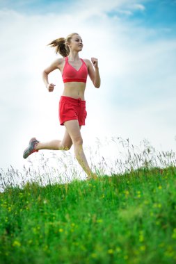 Genç kadın yaz park kırsal yol. Açık egzersizleri. J