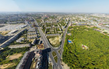 Şehrin havadan görünümü. Kavşak, evler, binalar ve parklar.