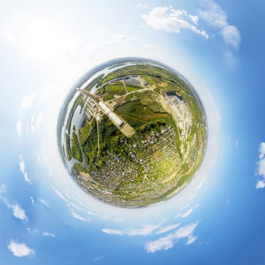 Şehrin havadan görünümü. Kavşak, evler, binalar ve parklar. Küçük gezegen Küre.