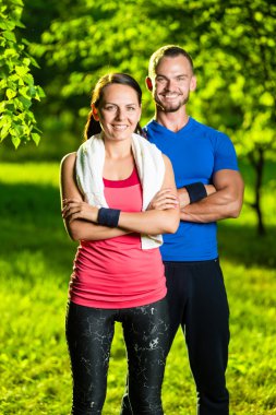 atletik erkek ve kadın fitness egzersiz sonrası