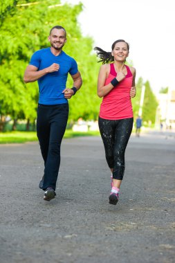 Açık havada çalışan eğitim kaçakçıları. Şehir dışında koşu çalışan çift. 