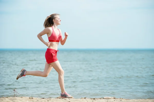 Młoda dama działa na słoneczne lato piasek plaży. Treningu. Jogging — Zdjęcie stockowe