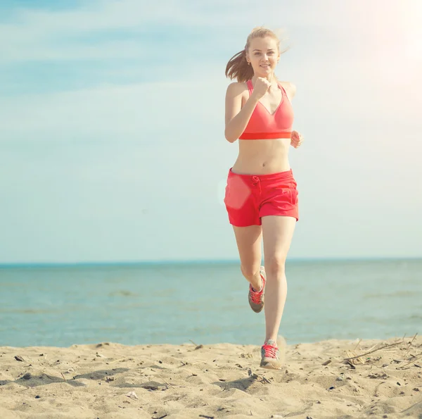 Młoda dama działa na słoneczne lato piasek plaży. Treningu. Jogging — Zdjęcie stockowe