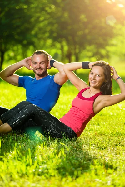 Exercício de casal no parque da cidade. Desporto ao ar livre — Fotografia de Stock