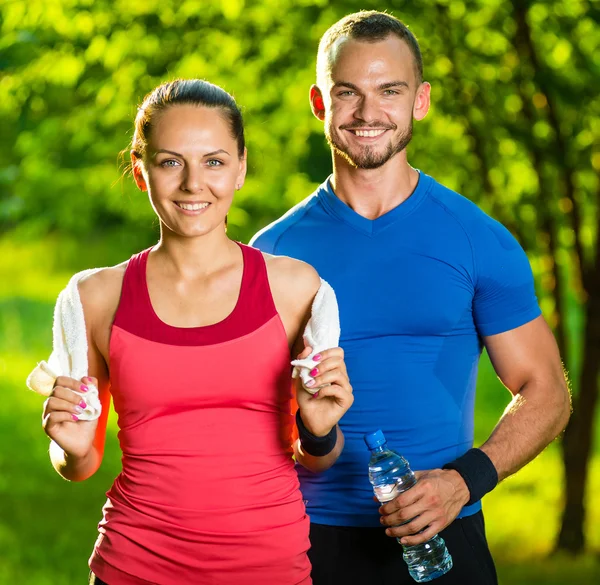 atletik erkek ve kadın fitness egzersiz sonrası