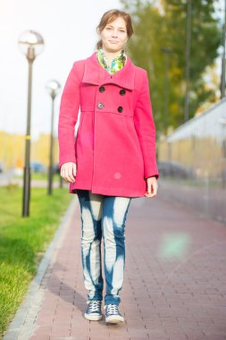 Sonbahar street yürüyüş kırmızı paltolu güzel kadın. 