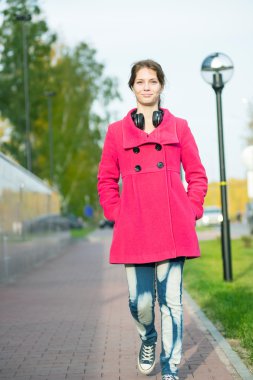 Sonbahar street yürüyüş kırmızı paltolu güzel kadın. 