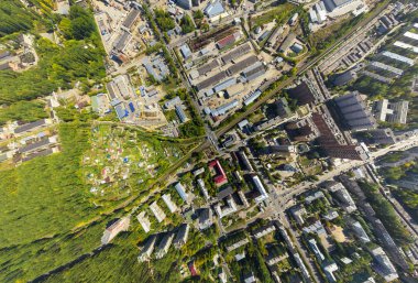 Şehrin havadan görünümü. Kavşak, evler, binalar ve parklar.