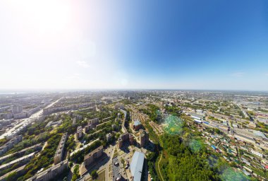 Şehrin havadan görünümü. Kavşak, evler, binalar ve parklar.