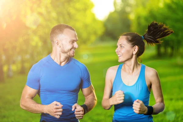 Lopers opleiding buiten uit te werken. Stad running paar joggen buiten. — Stockfoto