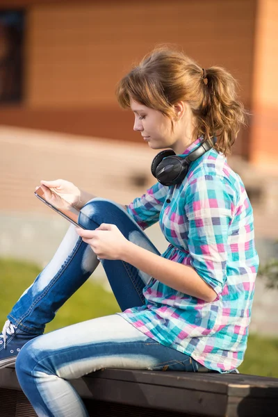 Mooie jonge vrouw student met opmerking zeem. Buiten student. — Stockfoto