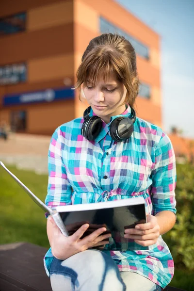 Студентська дівчина з книгою на лавці. Літній кампус парк . — стокове фото