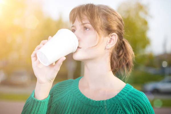 Feliz joven estudiante bebiendo tomar café para llevar . —  Fotos de Stock