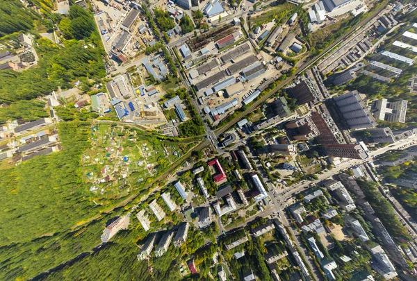 Letecký pohled na centrum. Křižovatka, domů, budov a parky. — Stock fotografie
