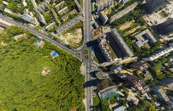 Vista aerea del centro. Crocevia, case, edifici e parchi . — Foto Stock