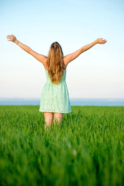 Felicidad mujer estancia al aire libre bajo la luz del sol de la puesta del sol — Foto de Stock