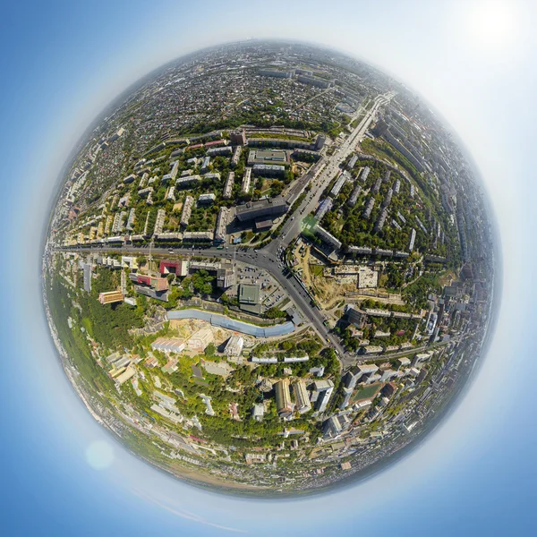 Vista aérea del centro. Encrucijada, casas, edificios y parques. Pequeña esfera planetaria . —  Fotos de Stock