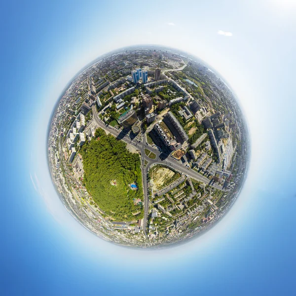 Vista aérea da baixa. Cruzamentos, casas, edifícios e parques. Pequena esfera planetária . — Fotografia de Stock