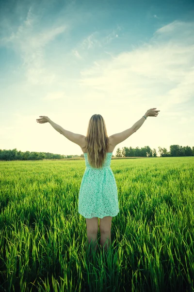 Glückliche Frau bleibt im Sonnenlicht des Sonnenuntergangs draußen — Stockfoto