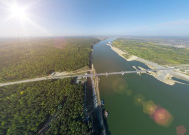 Şehrin havadan görünümü. Kavşak, evler, binalar ve parklar.