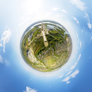 Şehrin havadan görünümü. Kavşak, evler, binalar ve parklar. Küçük gezegen Küre.