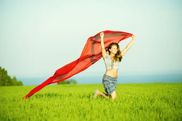 Jeune femme heureuse dans le champ de blé avec du tissu. Style de vie estival — Photo