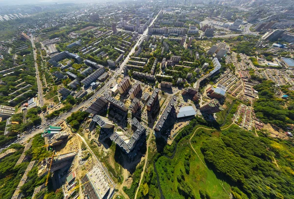 Vue aérienne du centre-ville. Carrefour, maisons, bâtiments et parcs . — Photo