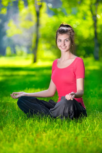 Jeune femme faisant des exercices de yoga — Photo