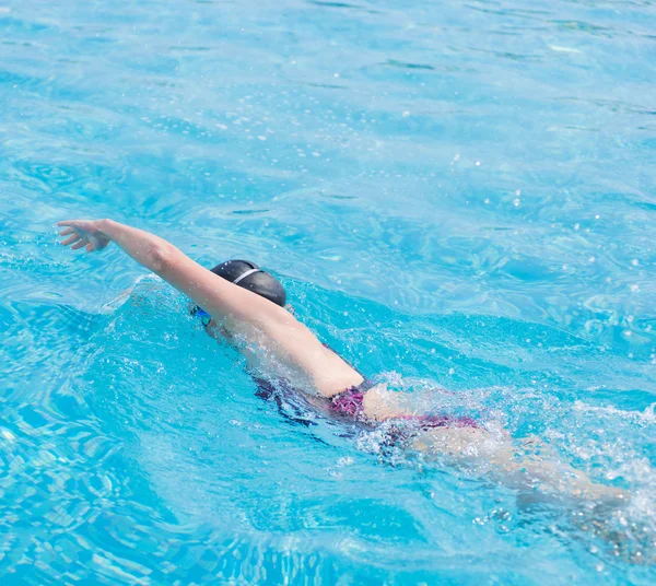 Kvinna i glasögon simning främre crawl stil — Stockfoto