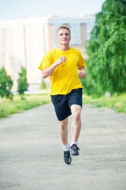 Sportif adam şehir sokak Parkı koşu. Açık alan fitness.