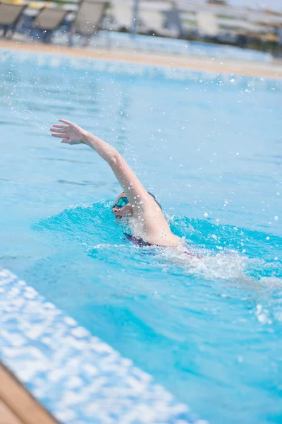 Frau in Schutzbrille schwimmt im Crawl-Stil — Stockfoto