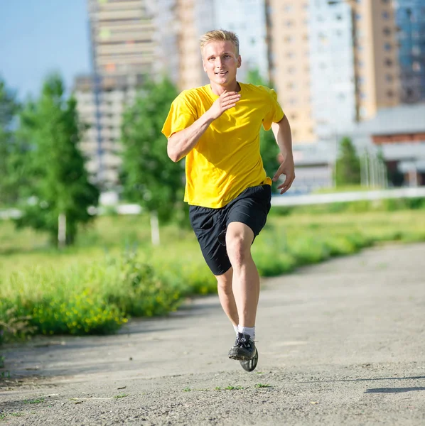 Sportieve man joggen in straat skyline van de stad. Buiten fitness. — Stockfoto