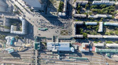 Havadan şehir manzaralı crossroads, yollar, evleri, binaları, parkları, otoparklar, köprüler