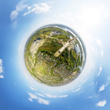 Şehrin havadan görünümü. Kavşak, evler, binalar ve parklar. Küçük gezegen Küre.