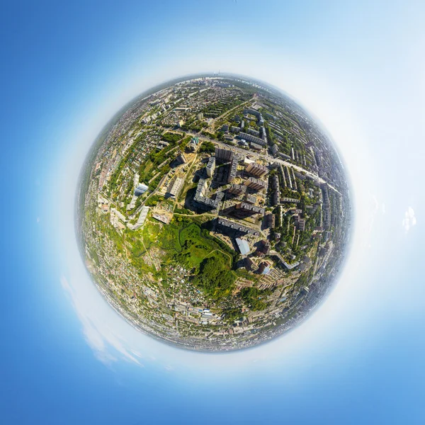 Vista aérea del centro. Encrucijada, casas, edificios y parques. Pequeña esfera planetaria . —  Fotos de Stock