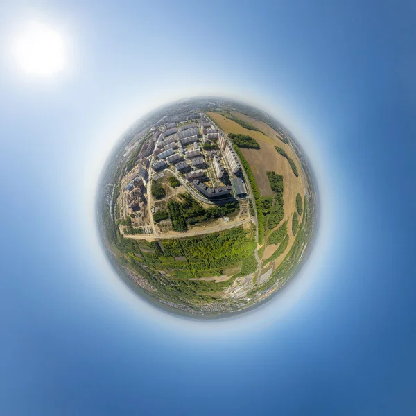 Vista aérea del centro. Encrucijada, casas, edificios y parques. Pequeña esfera planetaria . —  Fotos de Stock