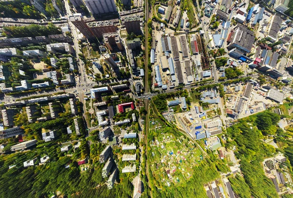 Вид с воздуха на центр города. Перекресток, дома, здания и парки . — стоковое фото